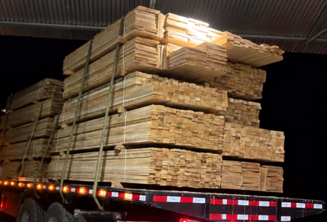 Camión cargado con madera